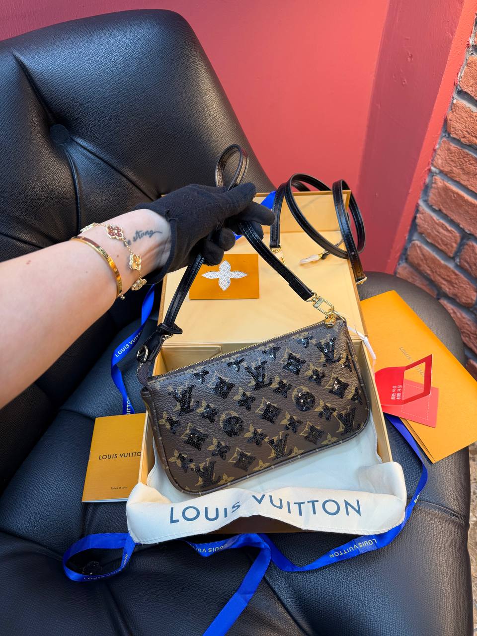 Pochette Accessoires - (Video)